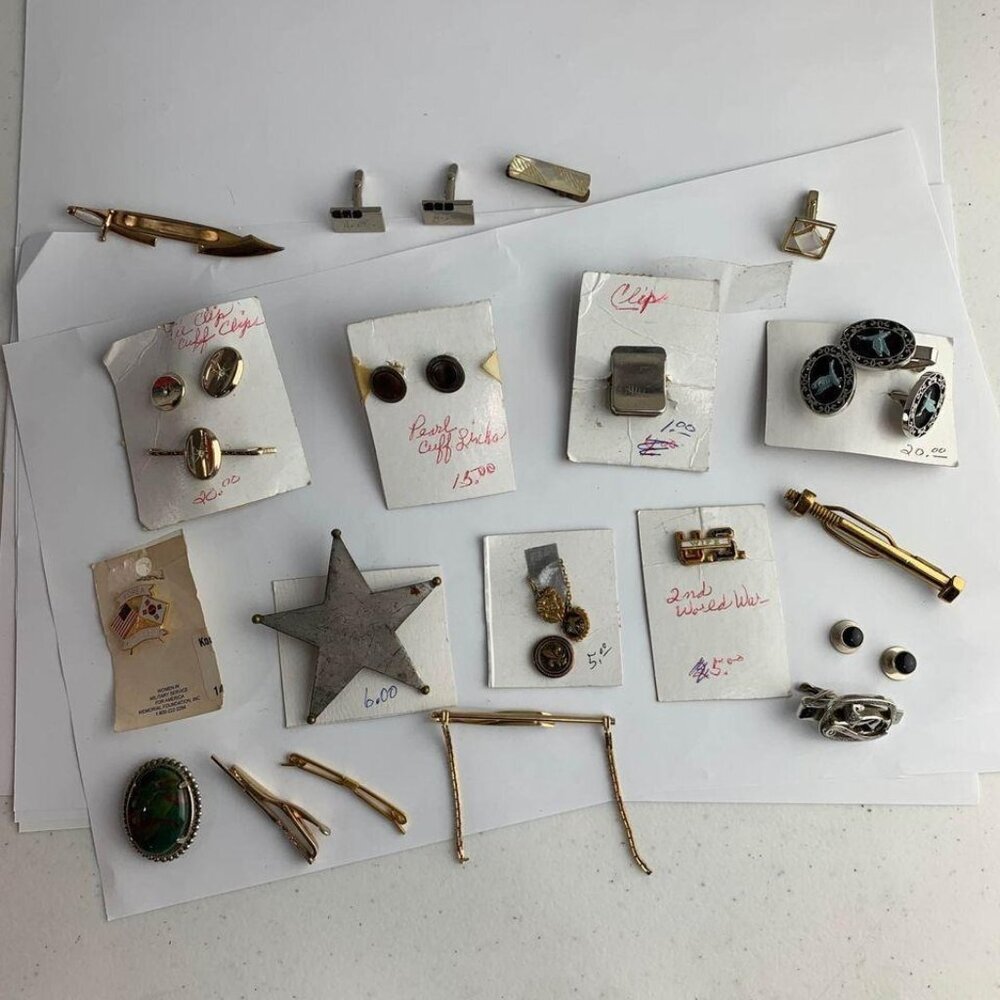 Large Lot Vintage Men’s Tie Clips Cuff Links Etc.